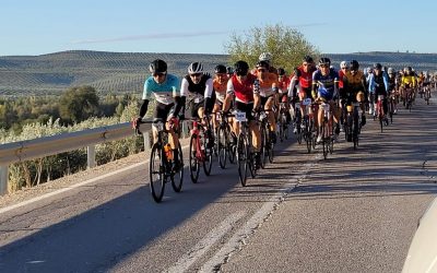 Un millar de ciclistas recorren la prueba ciclo deportiva internacional de ‘Gran Fondo de la Sierra de Cazorla, Segura y Las Villas’ de 145 kilómetros