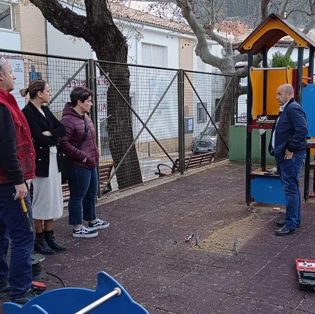 El Ayuntamiento de Cazorla invierte más de 20.000 euros en la mejora y puesta a punto de los parques infantiles